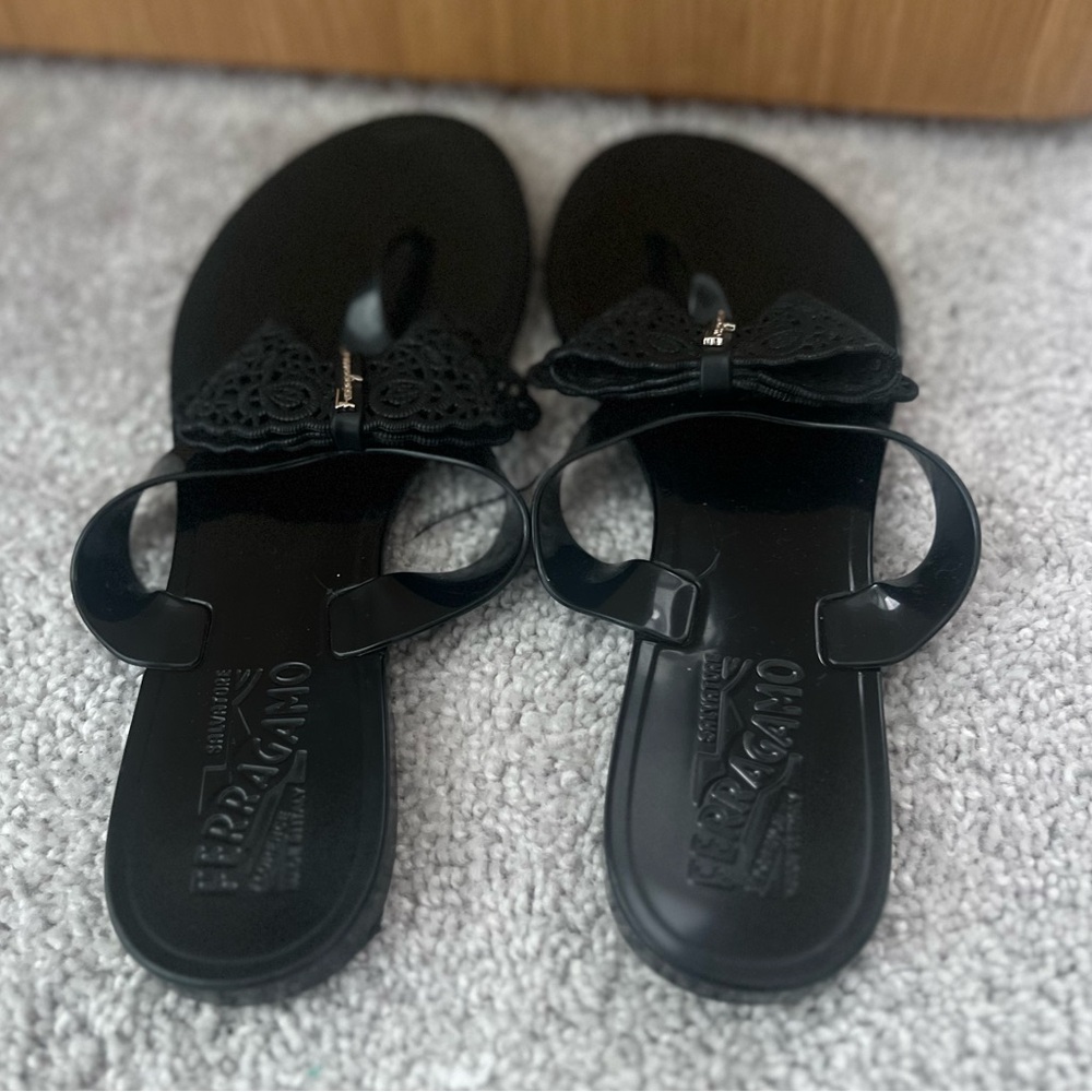 SALVATORE FERRAGAMO
Rubber Bow Accents Slides
Women's Size: 7